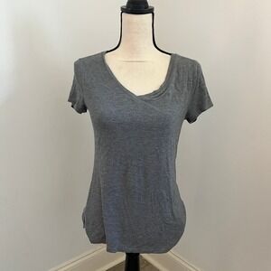 Basic Women's Tee XS Gray Heathered V-Neck Short Sleeve T-Shirt Everyday Casual